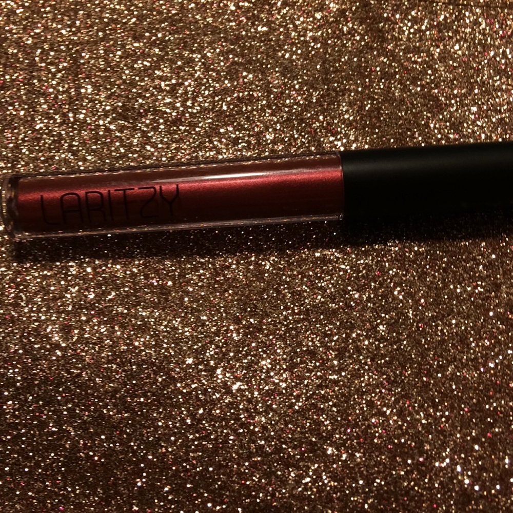 Laritzy cosmetics velvet liquid lipstick in Legend